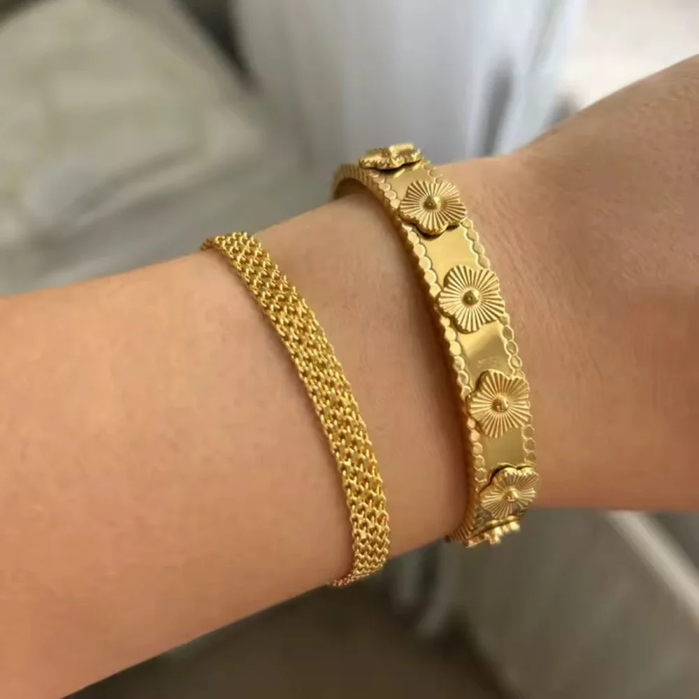 Elegant 18K Gold Chain Bracelet 
Stainless Steel Bracelet - Picture 5 of 14